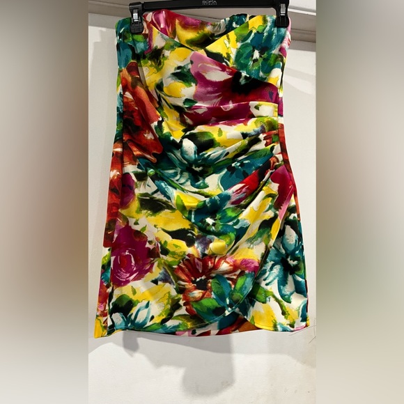 Beautiful strapless floral dress perfect for Summer or a Hawaiian Party ! - Picture 2 of 5